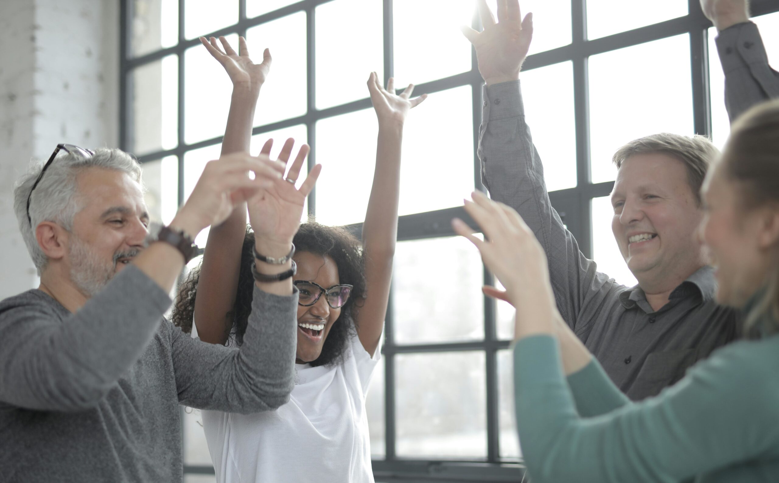 Bénéfices pour l'entreprise ou l'organisation : meilleure communication, meilleure collaboaration entre les membres de l'équipe, meilleur engagement donc augmentation de la performance générale de l'équipe et de l'entreprise